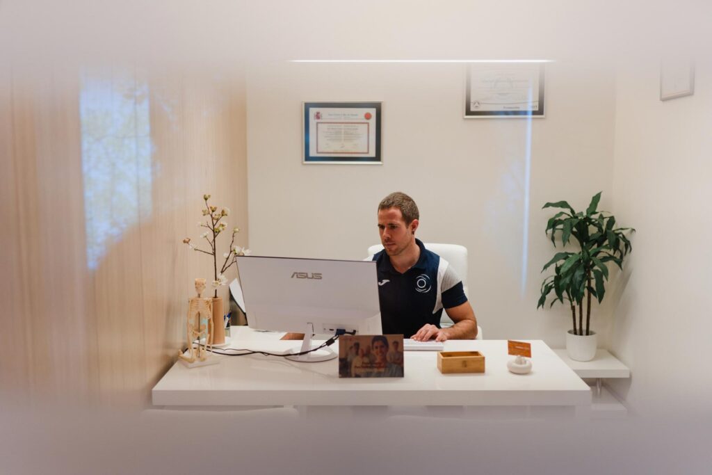 Markel Gómez en la oficina de su centro de fisioterapia