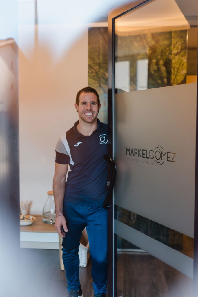 Markel Gómez en su consulta